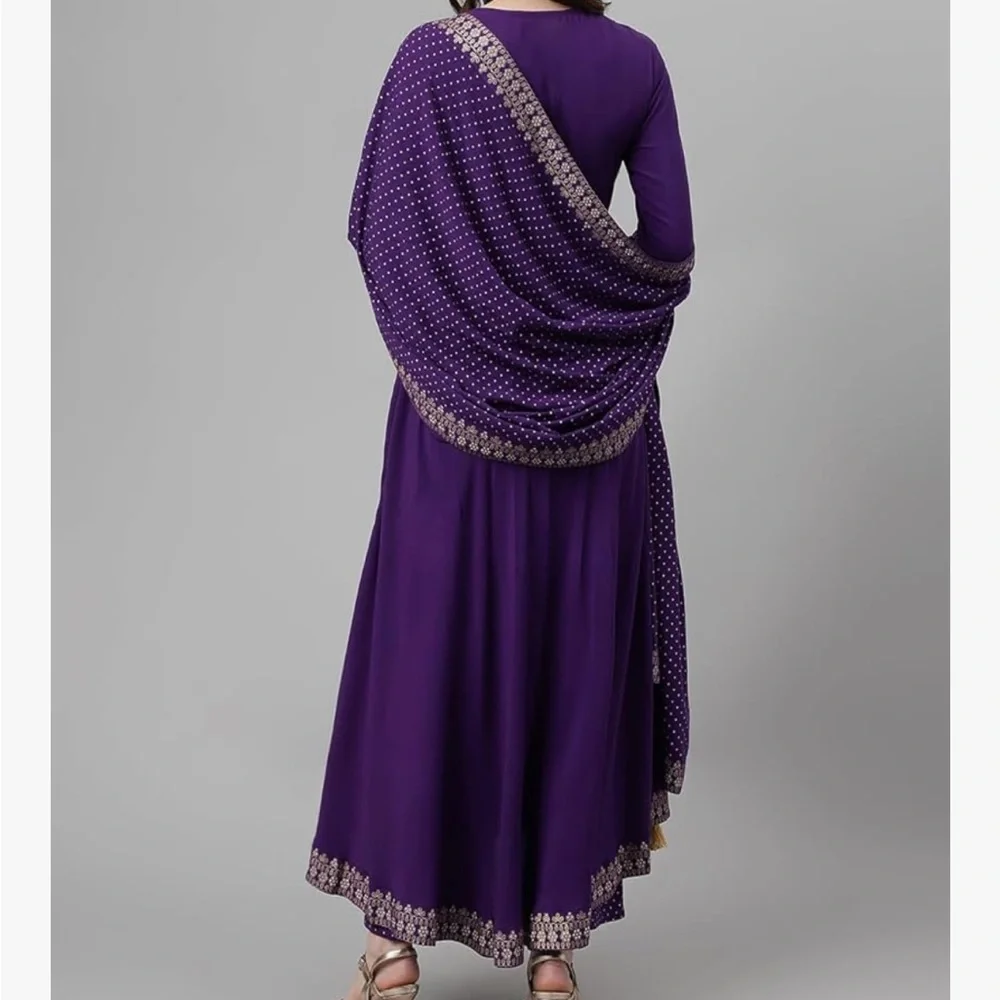 Elegant Purple Women's Kurta Set - Picture 2 of 4
